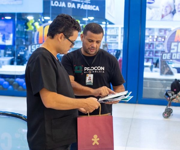 Procon Assembleia realizou ação de panfletagem para evitar que consumidores caiam em golpes na Black Friday 3