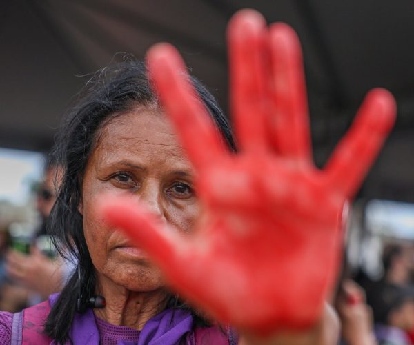 Brasília (DF), 07/12/2025 - O Levante Mulheres Vivas realiza ato na área central de Brasília para denunciar o feminicídio e todas as formas de violência contra mulheres.
 Foto: Marcelo Camargo/Agência Brasil