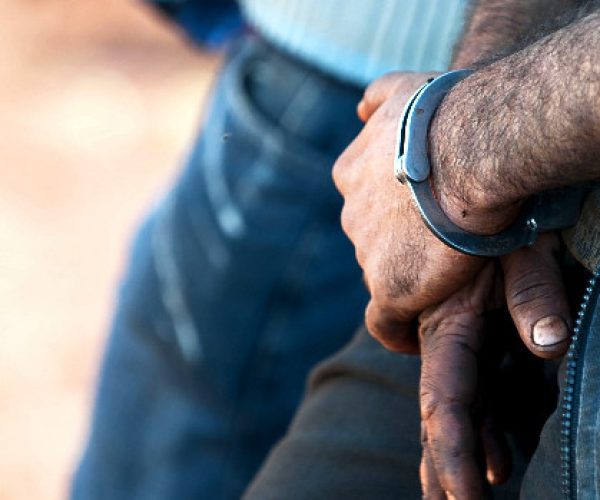 Detalhe de homem algemado - preso pela polícia rodoviária  Local: Guaíra - PR Data: 07/2009 Codigo:  02ER382 Autor: Ernesto Reghran