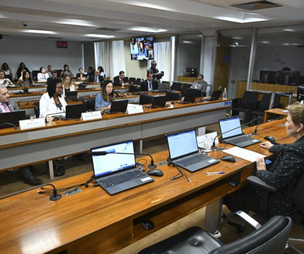 Grupo de trabalho sobre regulamentação da mineração em terras indígenas (GTMTI) realiza audiência pública interativa para debater sobre modelos de participação dos povos indígenas nas atividades de mineração em seus territórios, direta e indiretamente, e nos resultados da lavra. 

Mesa: 
presidente do GTMTI, senadora Tereza Cristina (PP-MS). 

Bancada:
diretor de Sustentabilidade e Assuntos Associativos do Instituto Brasileiro de Mineração (Ibram), Rinaldo Mancin;
diretora do Departamento de Desenvolvimento Sustentável na Mineração (DDSM) no Ministério de Minas e Energia (MME), Julevânia Alves Olegário;
secretária-geral de Contencioso da Advocacia-Geral da União (AGU), Isadora Maria Belém Rocha Cartaxo de Arruda.

Foto: Jefferson Rudy/Agência Senado